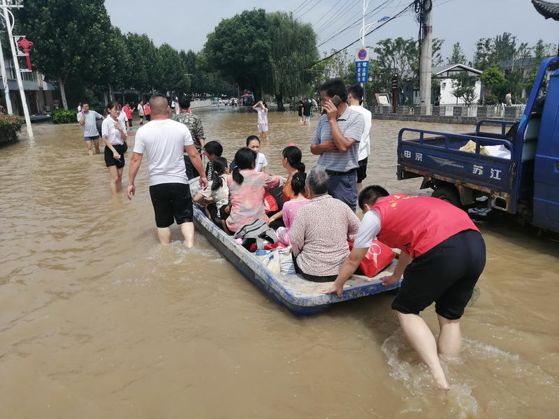 合巢芜处党团青年志愿者积极投身地方防汛救灾1_调整大小.jpg