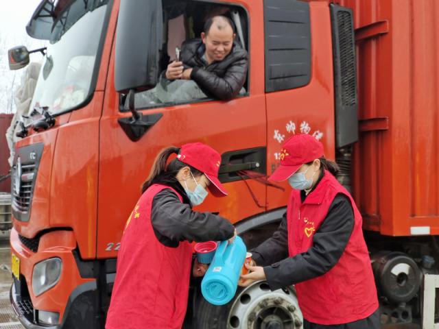 六安北中心党团志愿者雨雪天气上路为滞留司乘送餐水5_调整大小.jpg