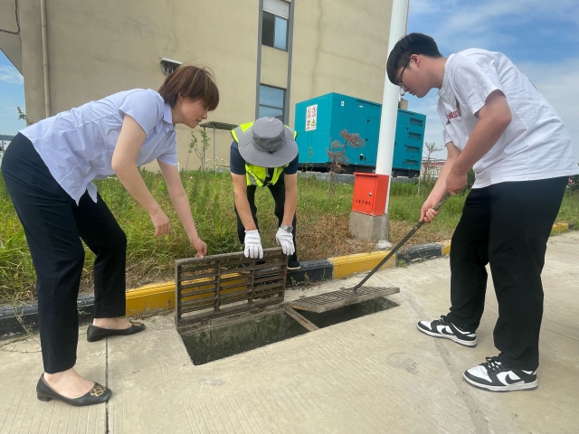 4迅捷物流高远公司组织工作人员对园区内雨水井开展排查和清掏疏通工作，确保园区雨季排水畅通。.png