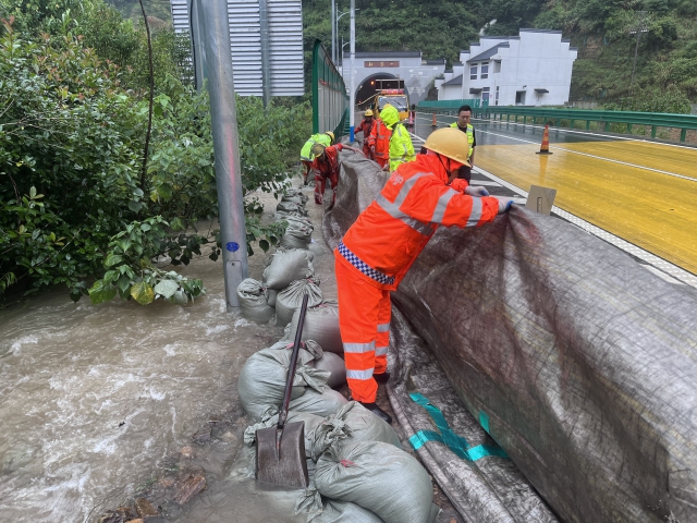 6月20日，宁国处抢修人员对黄千段隧道边沟积水问题抢修，保障道路畅通.jpg