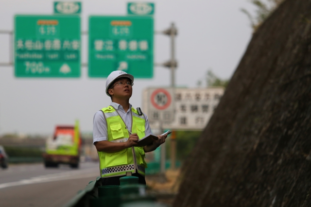 高界处太湖中心养护工程师对道路边坡进行巡检2.jpg